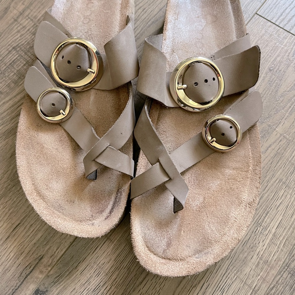 Comfortable sandals with toe ring and gold buckle